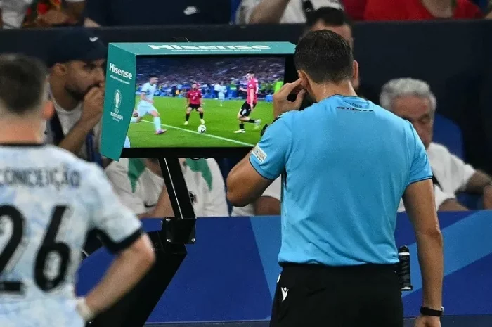 Luật bắt penalty của thủ môn mới nhất: Những điều mọi người hâm mộ cần biết
