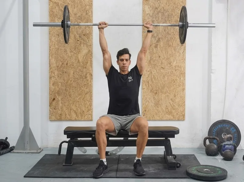 Barbell Overhead Press giúp rèn sức mạnh vai và cơ tam đầu