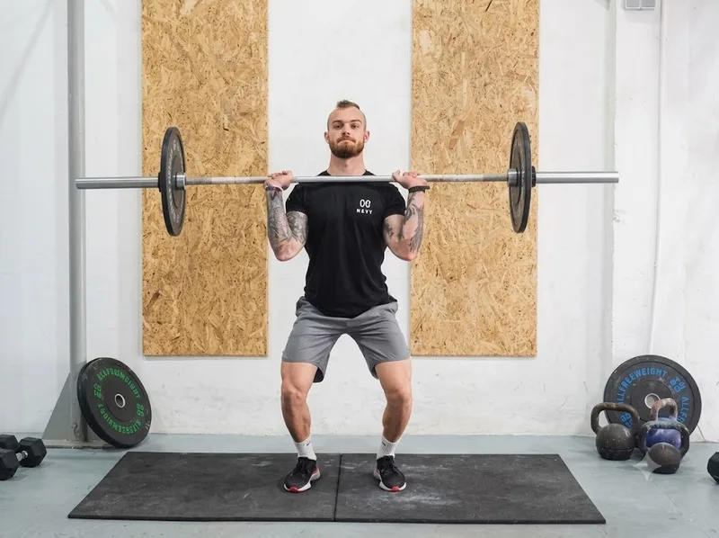 Push Press kết hợp lực chân và vai để đẩy tạ đòn qua đầu